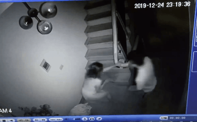 Clip: Chồng đánh vợ rồi dúi mạnh xuống cầu thang khiến dân mạng "sôi sục"