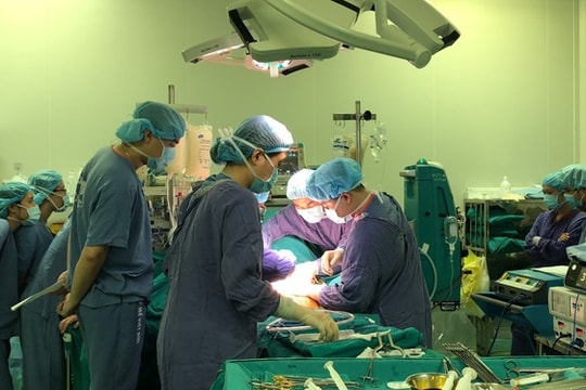 Lần đầu bác sĩ việt Nam vừa ghép gan ghép thận cho một bệnh nhân