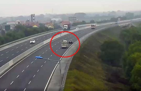 Ô tô đi lùi gần 6km trên đường cao tốc Hà Nội - Hải Phòng suýt gây thảm họa