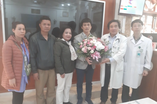 Bị sút bóng trúng bụng, bé trai 13 tuổi ngất xỉu, ngừng tuần hoàn