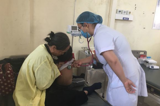 Bé trai 22 tháng tuổi sốt rồi tử vong do nhiễm vi khuẩn không xác định loài