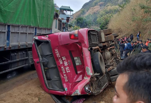 Xe tải mất phanh đâm xe khách lật ngang trên Quốc lộ 6, 12 người bị thương