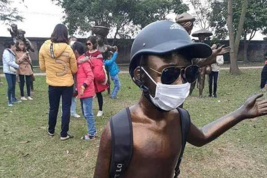 Bức tượng ở đền thờ Trạng trình Nguyễn Bỉnh Khiêm được hóa trang phảm cảm