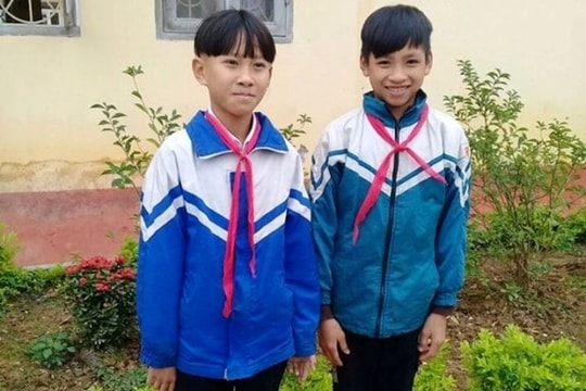Hai học sinh vùng cao trả lại ví tiền có 51 triệu đồng cho người đánh rơi