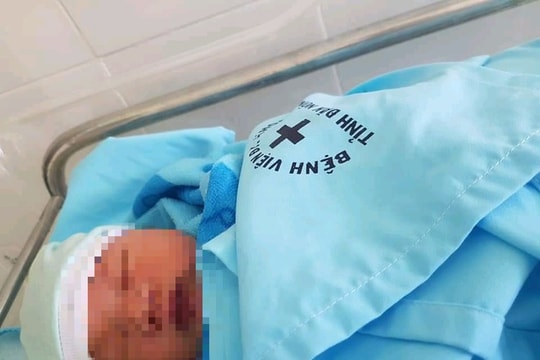 Xót xa bé trai sơ sinh bị mẹ bỏ rơi trong bệnh viện
