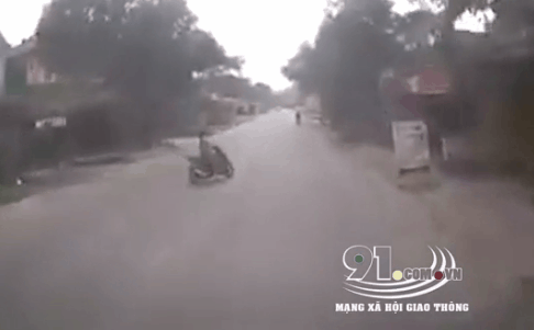 Clip: Tránh nữ "ninja" hồn nhiên sang đường, xe tải lao kinh hoàng vào nhà dân