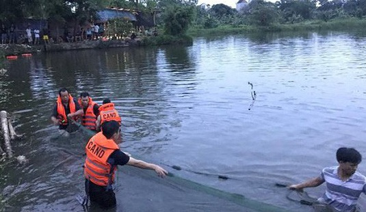 Tắm ao trong lúc ba mẹ đi làm rẫy, hai chị em ruột đuối nước thương tâm