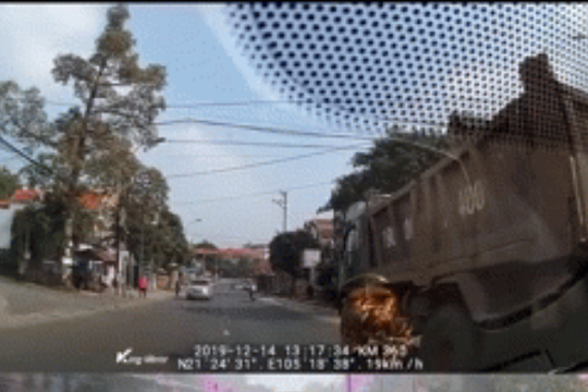 Xôn xao clip nữ tài xế chạy xe lấn làn gây tai nạn còn mở cửa mắng tài xế xe tải