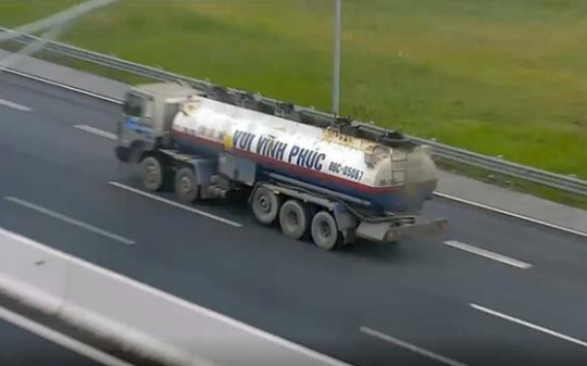 Phạt hành chính, tước bằng lái tài xế xe bồn đi lùi trên cao tốc Hà Nội - Hải Phòng