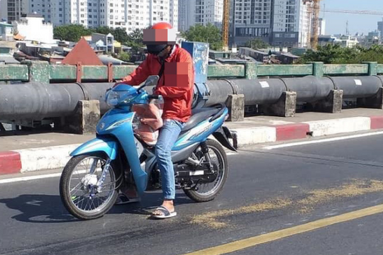 Thấy vết dầu nhớt tràn trên đường, thanh niên chạy xe ôm lập tức có hành động đáng nể