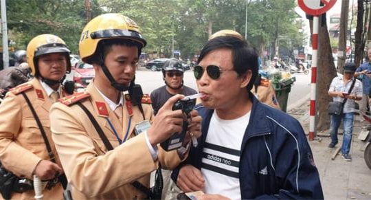 Hà Nội: Người đầu tiên vi phạm nồng độ cồn bị phạt 7 triệu đồng, tước GPLX gần 2 năm
