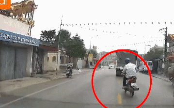 Clip: Lao sang làn đường ngược chiều, người đàn ông có pha drift "cười ra nước mắt"