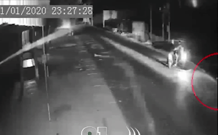 Clip: Dừng xe nói chuyên bên đường, cô gái gặp tai nạn kinh hoàng