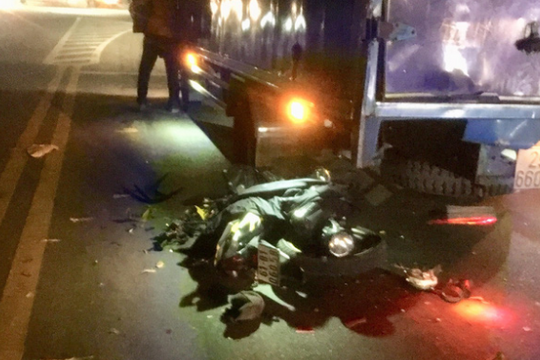 Đâm vào gầm xe tải dừng đèn đỏ, nam thanh niên đi xe máy tử vong