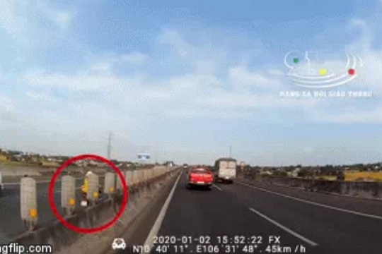 Clip: Người phụ nữ chạy xe ngược chiều trên đường cao tốc gây bức xúc