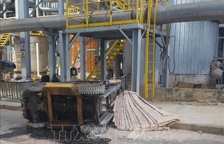 Xe nâng chở vải đổ nghiêng đè vào người, nam công nhân tử vong