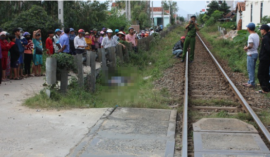 Băng qua đường ngang dân sinh, người đàn ông bị tàu hỏa tông tử vong