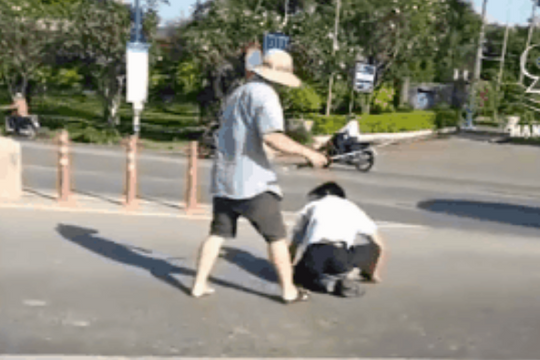 Clip: Lái xe taxi và tài xế xe container hung hãn ẩu đả sau va chạm giao thông