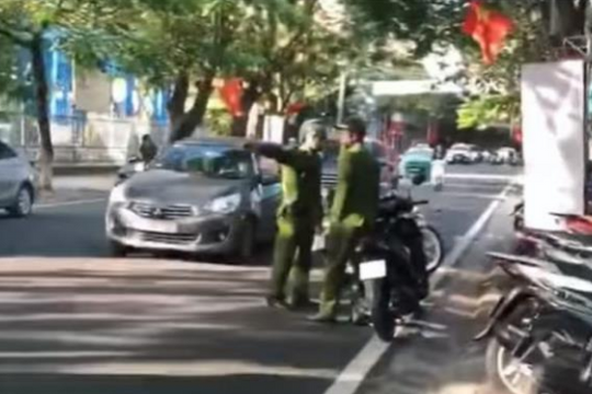 Clip: Cảnh sát trật tự 'tuýt còi' chiến sỹ công an đi xe máy ngược chiều