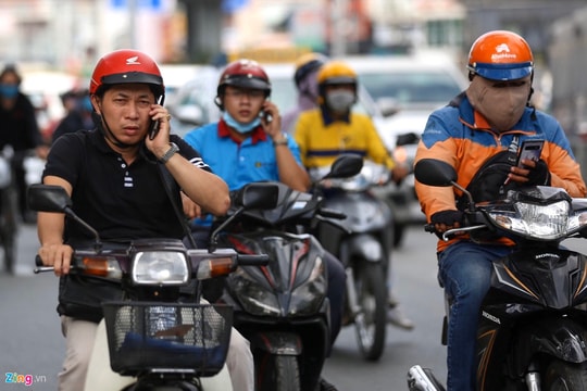 Ảnh: Muôn kiểu vừa chạy xe vừa nghe điện thoại của người tham gia giao thông