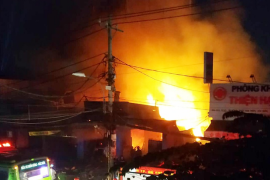 Cháy xưởng gỗ trong đêm, nhiều người ôm tài sản tháo chạy