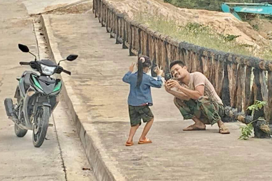 Khoảnh khắc bố dừng xe bên đường để chụp hình cho con gây chú ý MXH