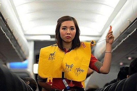 Nam hành khách nhận mức phạt nặng vì xé vỏ áo phao trên máy bay