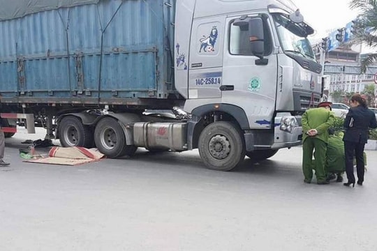 Đạp xe đi nhặt ve chai, người đàn ông bị ô tô tải tông tử vong