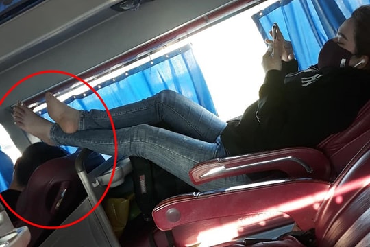Hình ảnh cô gái vô tư gác chân lên đầu người khác trên xe khách khiến dân tình ngán ngẩm