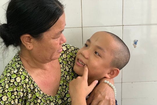 Xót lòng cảnh bà ôm cháu bại não sợ Tết đến run người!