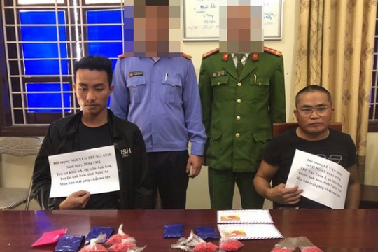 Bắt 2 người đi xe Camry cùng 1.100 viên hồng phiến