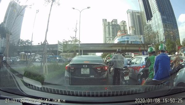 Clip: Tài xế công nghệ bất ngờ ngã quỵ xuống đường lúc dừng chờ đèn đỏ