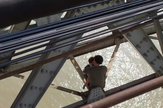 Cảnh sát dòng dây xuống cứu ông bố ôm con nhỏ định nhảy cầu Long Biên