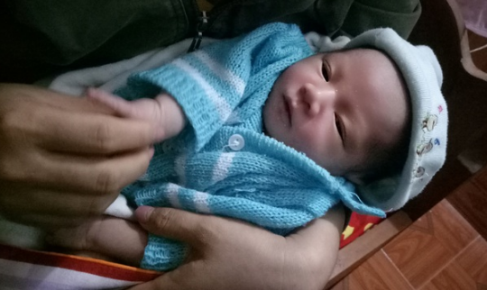 Bé trai sơ sinh bị bỏ trước nhà người dân kèm thư xin lỗi của người mẹ