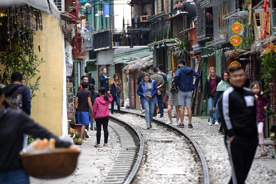 Phố “cà phê đường tàu” Phùng Hưng tái xuất bất chấp lệnh cấm