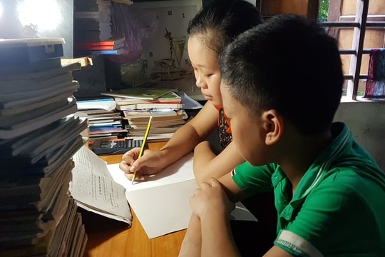 Thắt lòng hai chị em chưa đầy 2 năm mất cả bố lẫn mẹ