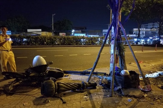 Tông vào cột đèn chiếu sáng lúc nửa đêm, một nam thanh niên tử vong