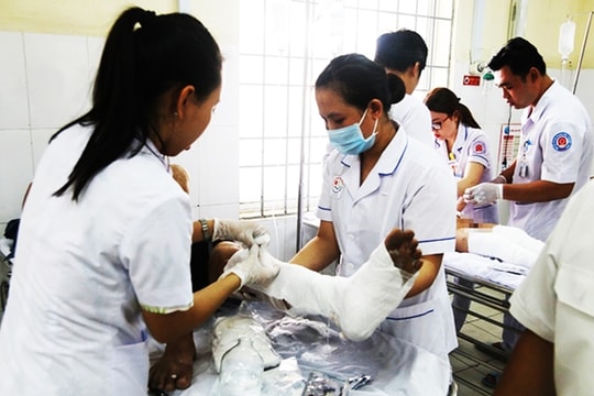 Ca nô phát nổ, 4 người trong một gia đình bị thương