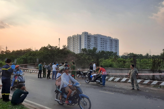 Điều tra người đàn ông chết bất thường bên đám cháy ven đường