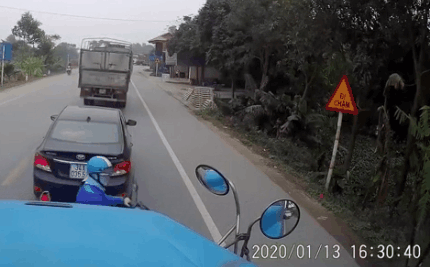 Clip: Cắt ngang đầu xe container, nữ "ninja" không ngờ nguy hiểm đến từ hướng khác