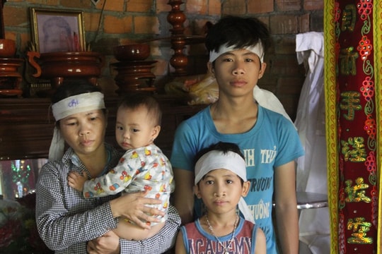 3 đứa trẻ bơ vơ đến tội nghiệp sau cái chết đau lòng của người cha