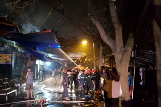 Cháy chợ trong đêm, thiêu rụi hàng chục ki ốt