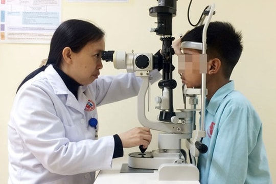 Nam sinh suýt hỏng mắt vì tự chế pháo nổ theo clip trên mạng