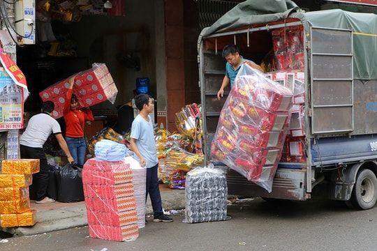 Ảnh: Thủ phủ vàng mã nhộn nhịp trước ngày Tết ông Công ông Táo