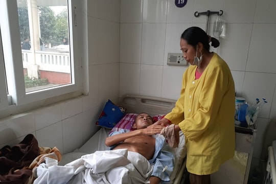 Xót xa nam sinh lớp 10 bỏ học vì cha bị tai nạn liệt nửa người