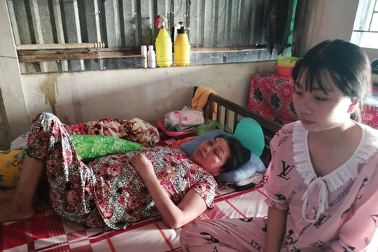 Hoàn cảnh khốn cùng của cô gái 15 tuổi mồ côi cha, mẹ bệnh liệt giường
