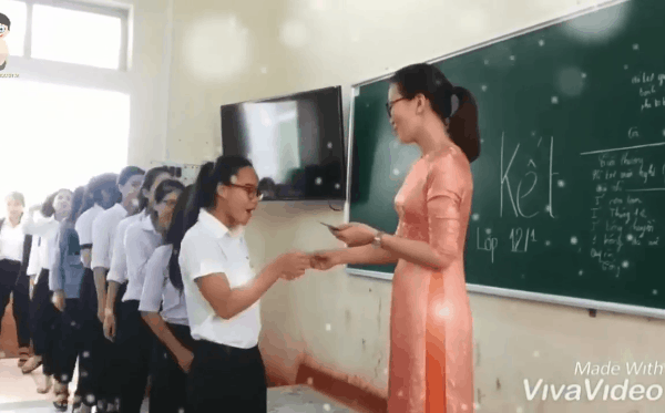 Xôn xao clip cô giáo cầm xấp tiền mừng tuổi cả lớp, mệnh giá mới gây bất ngờ