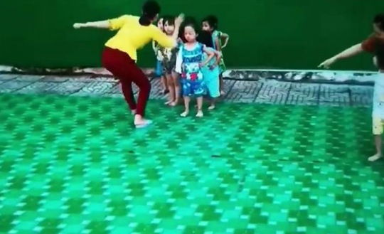 Cô giáo mầm non tát vào mặt trẻ trong lúc tập múa ở Hậu Giang