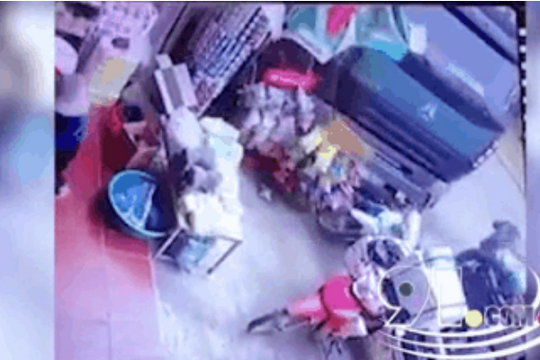 Clip: Tuột tay anh trai, lao sang cửa hàng tạp hóa, em bé bị xe ben đâm kinh hoàng