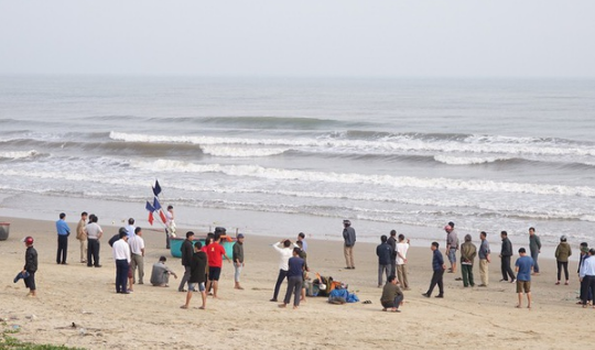 Nhóm học sinh đi tắm biển ngày cuối năm, 2 em bị sóng cuốn mất tích